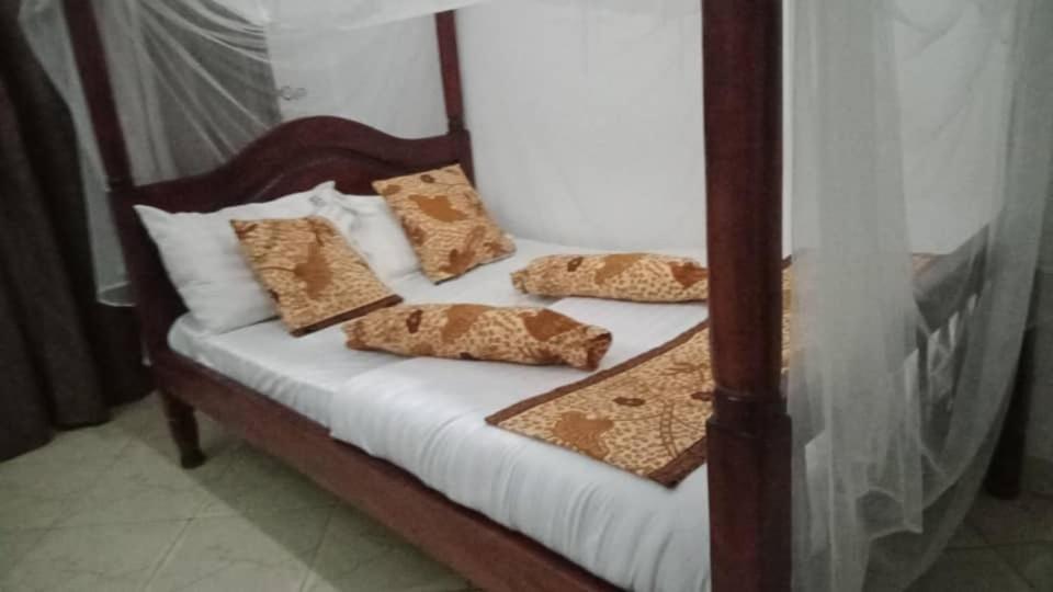 Riverside Resort Hotel Kabale מראה חיצוני תמונה