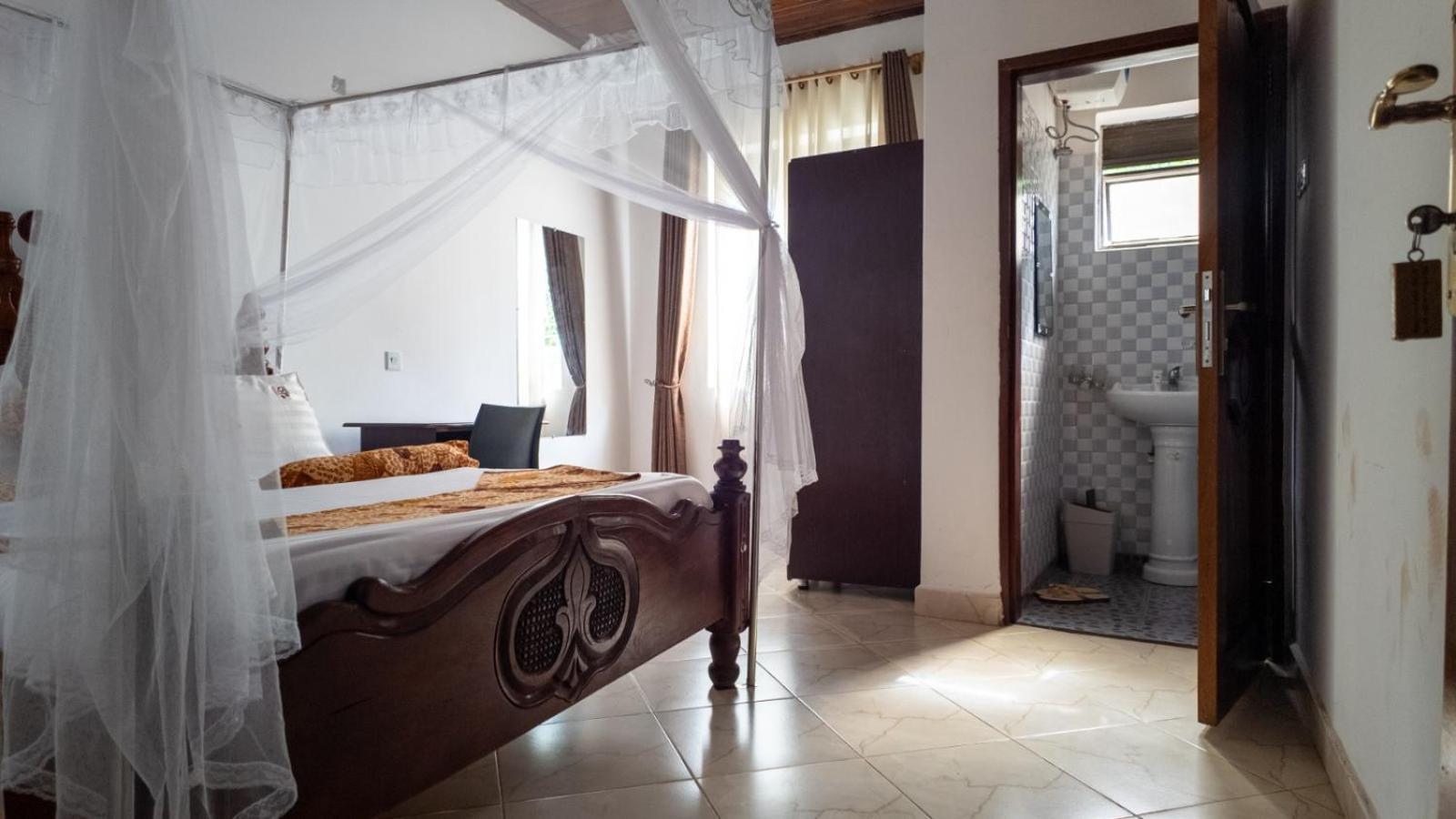 Riverside Resort Hotel Kabale מראה חיצוני תמונה